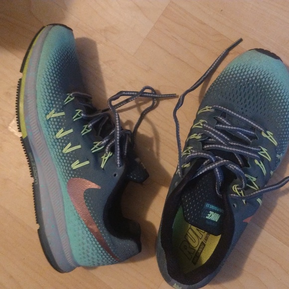 Nike shoes - Picture 1 of 6